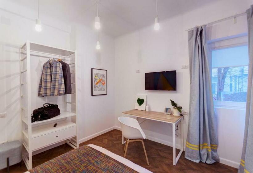 اتاق استاندارد با سرویس بهداشتی مشترک, First Hostel