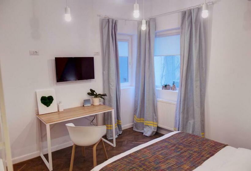 اتاق استاندارد با سرویس بهداشتی مشترک, First Hostel