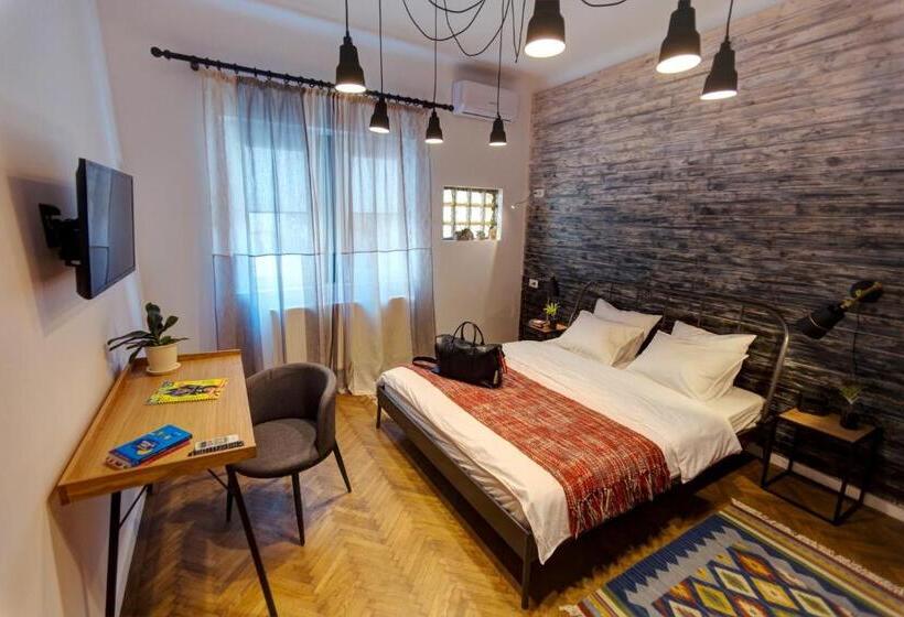 اتاق استاندارد با سرویس بهداشتی مشترک, First Hostel