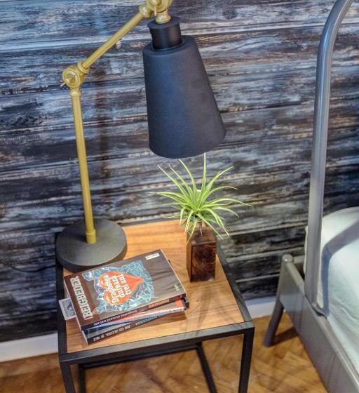 اتاق استاندارد با سرویس بهداشتی مشترک, First Hostel