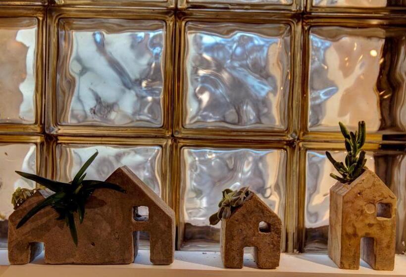 اتاق استاندارد با سرویس بهداشتی مشترک, First Hostel