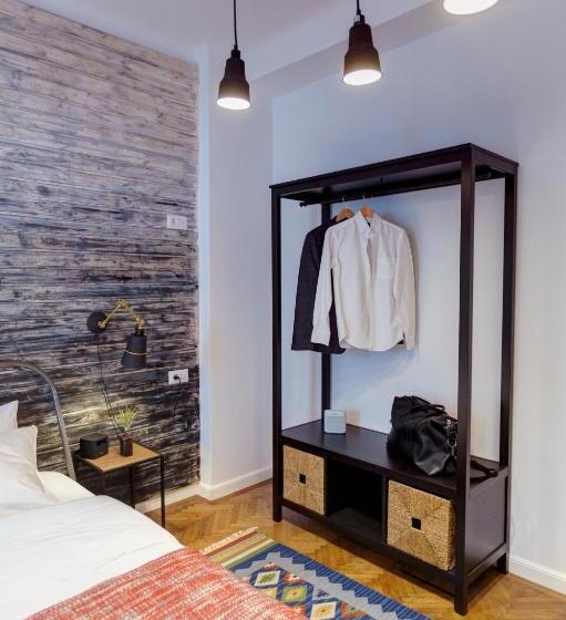 اتاق استاندارد با سرویس بهداشتی مشترک, First Hostel