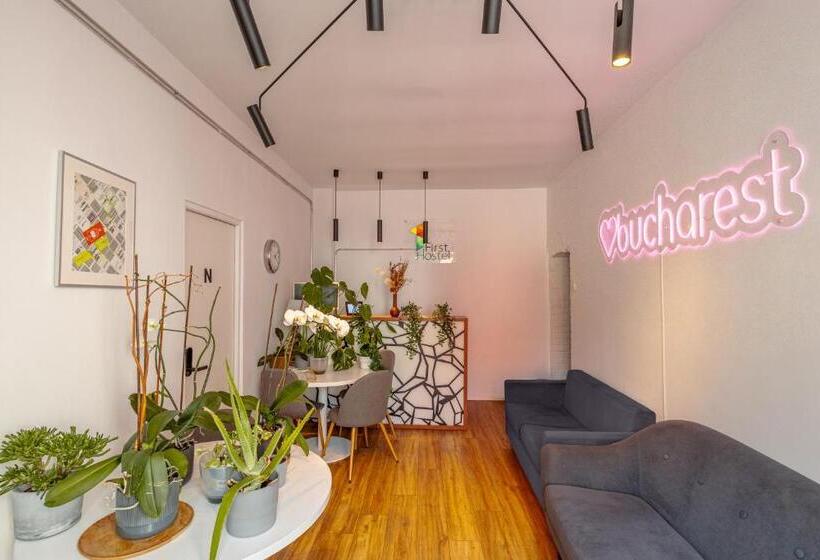 تختخواب در اتاق مشترک, First Hostel