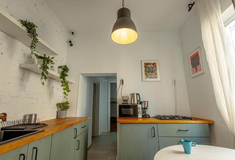 تختخواب در اتاق مشترک, First Hostel