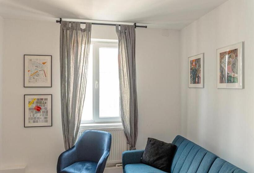 تختخواب در اتاق مشترک, First Hostel