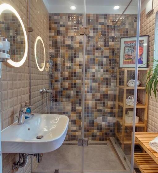 اتاق استاندارد با سرویس بهداشتی مشترک, First Hostel