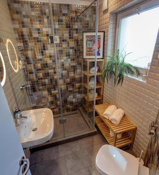 اتاق استاندارد با سرویس بهداشتی مشترک, First Hostel