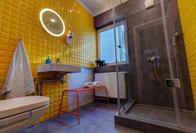 اتاق استاندارد با سرویس بهداشتی مشترک, First Hostel