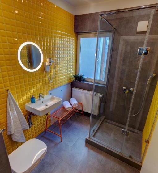 اتاق استاندارد با سرویس بهداشتی مشترک, First Hostel