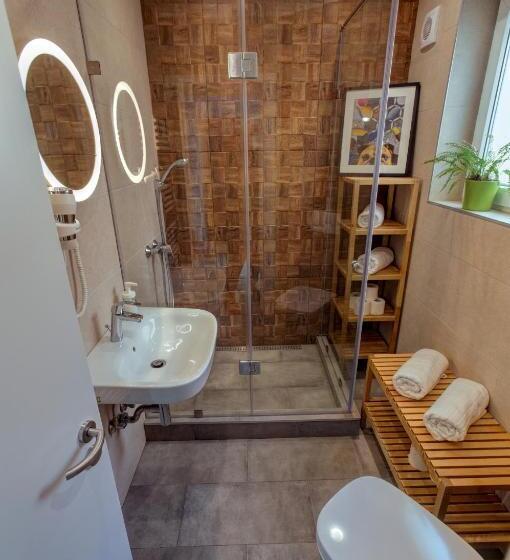 اتاق استاندارد با سرویس بهداشتی مشترک, First Hostel