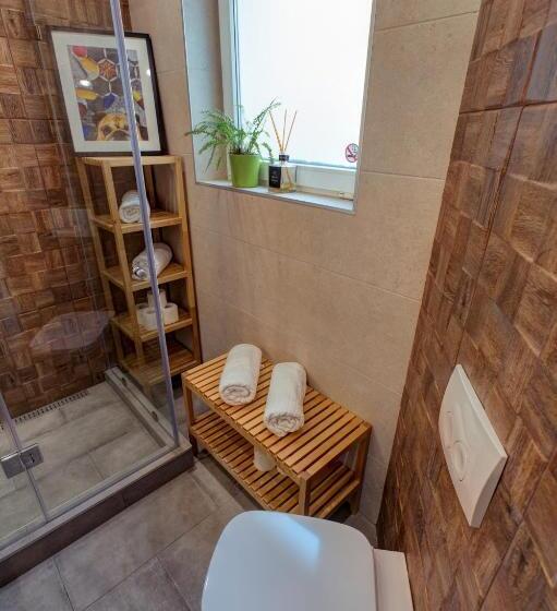 اتاق استاندارد با سرویس بهداشتی مشترک, First Hostel