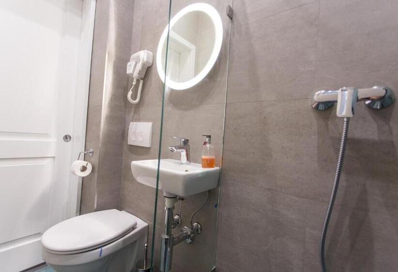 اتاق استاندارد با سرویس بهداشتی مشترک, First Hostel