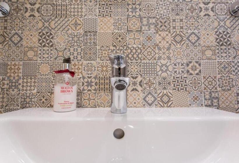 اتاق استاندارد با سرویس بهداشتی مشترک, First Hostel