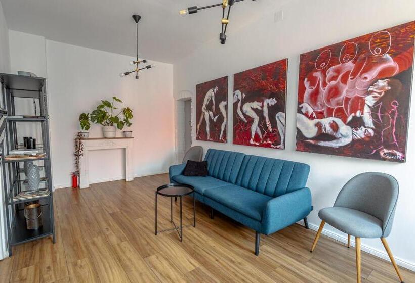 تختخواب در اتاق مشترک, First Hostel