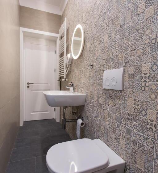 اتاق استاندارد با سرویس بهداشتی مشترک, First Hostel