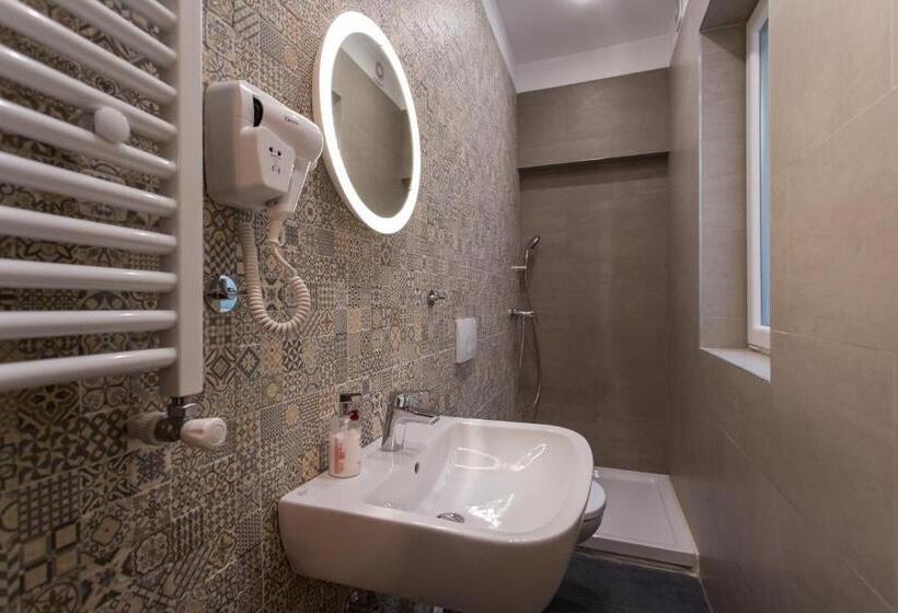 اتاق استاندارد با سرویس بهداشتی مشترک, First Hostel