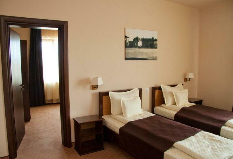 Suite, Hanul De La Rascruce