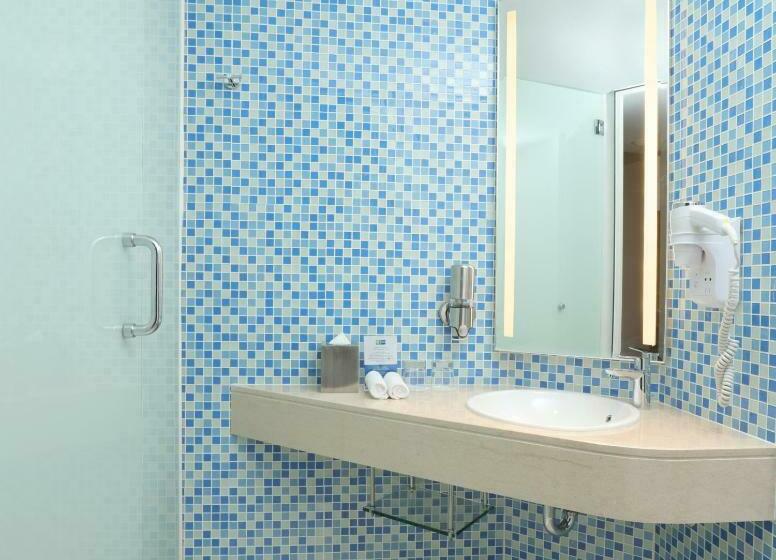 带特大床的标准间, Holiday Inn Express Baruna, An Ihg