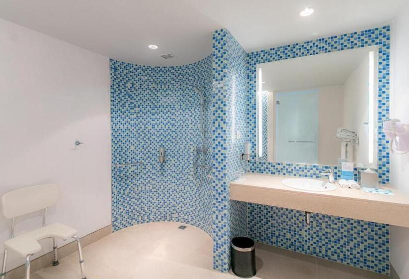 残疾人使用的带特大床的标准间, Holiday Inn Express Baruna, An Ihg