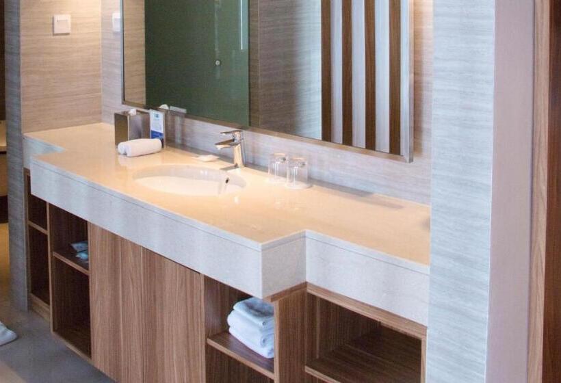 带大床的套房, Holiday Inn Express Baruna, An Ihg