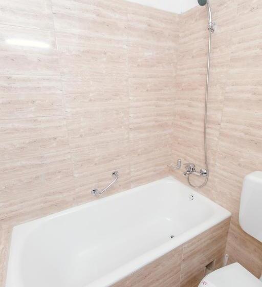 标准单人间, Mures