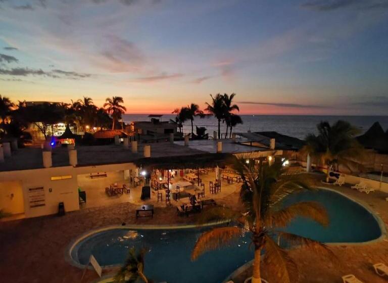 Quarto Triplo Estandar, Loki Del Mar