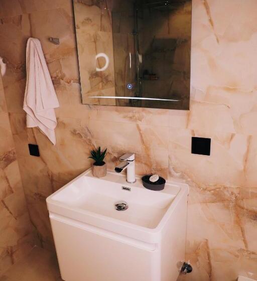 1 Bedroom Penthouse Apartment, Plaza