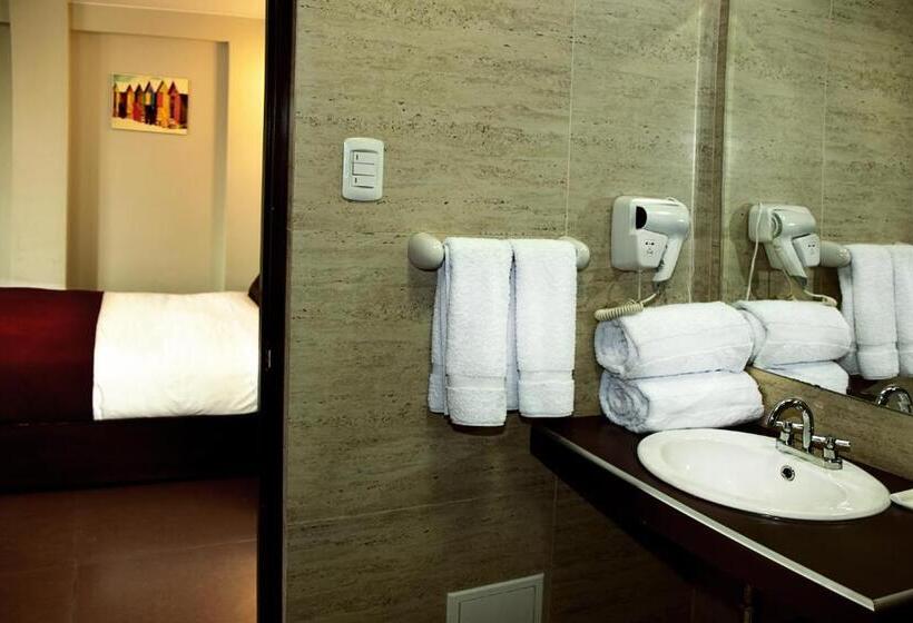 חדר סטנדרט לשלושה, Es Riviera Mansion