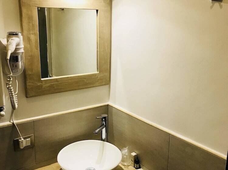标准三人间, Fiumicino Airport B&b Deluxe