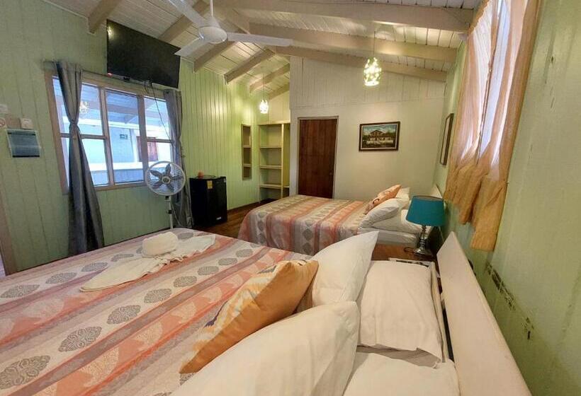 غرفة قياسية رباعية, M&m Beach House