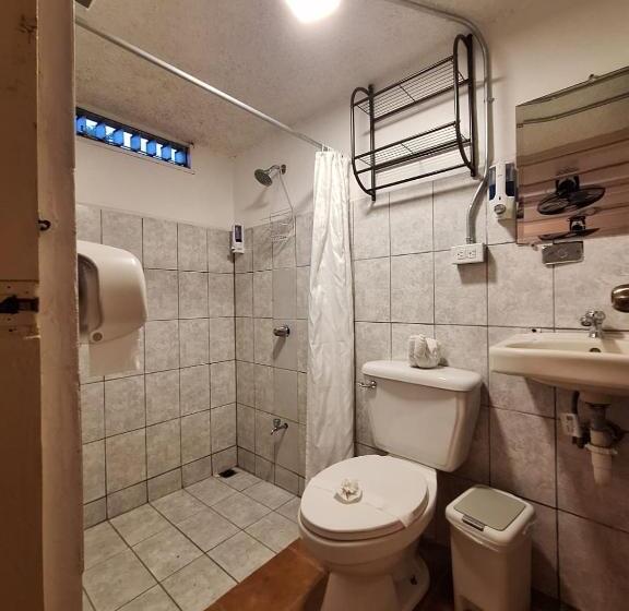 غرفة قياسية ثلاثية, M&m Beach House