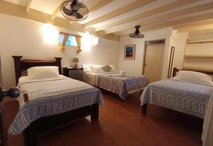 غرفة قياسية ثلاثية, M&m Beach House