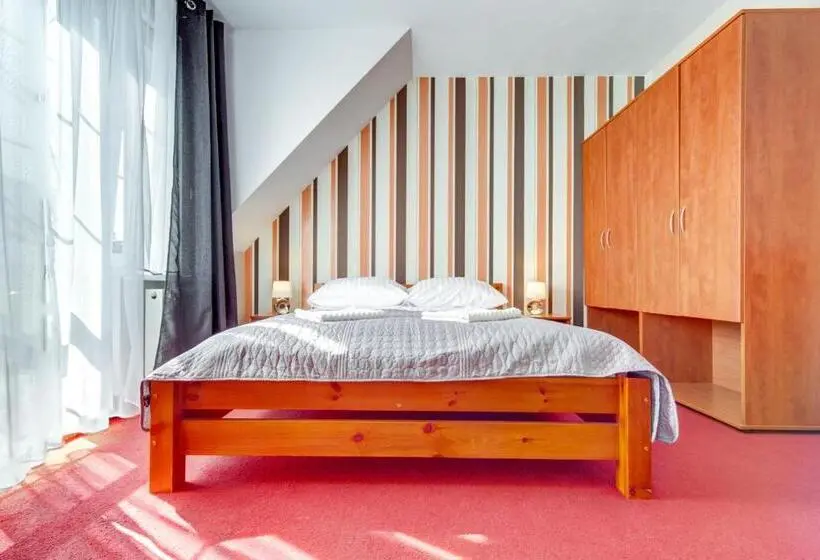 Standard Neljän Hengen Huone Parveke, Villa Melody