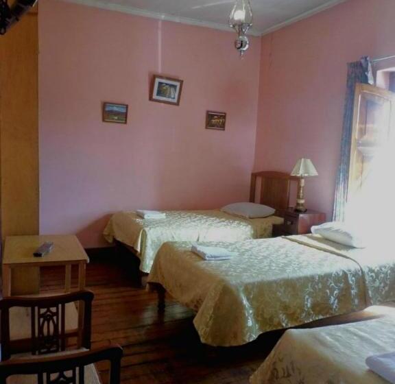 חדר סטנדרט לשלושה, Hostal Lluvia De Oro
