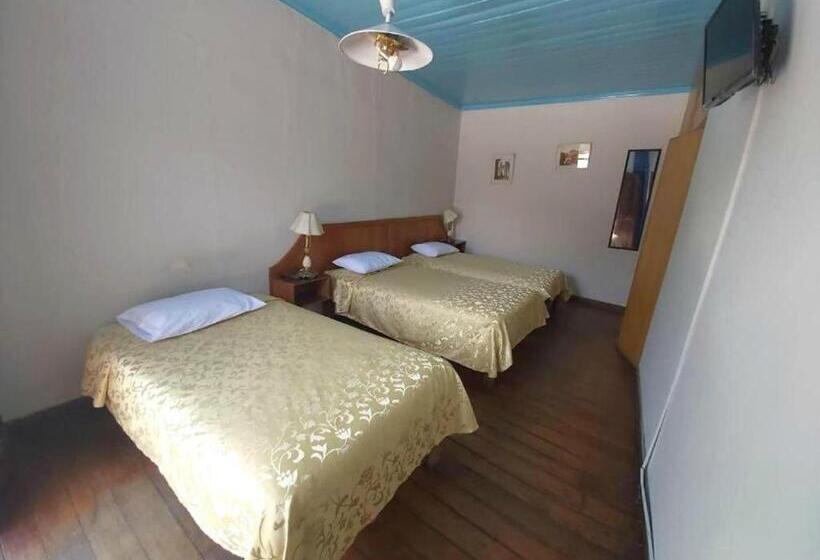 חדר סטנדרט לשלושה, Hostal Lluvia De Oro