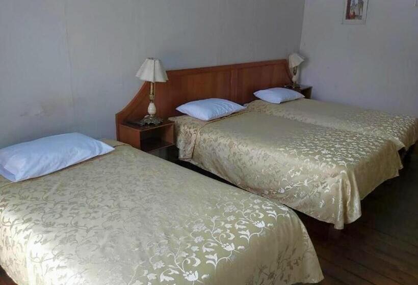 חדר סטנדרט לשלושה, Hostal Lluvia De Oro