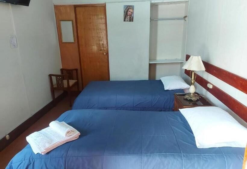 חדר מוזל מקלחת משותפת, Hostal Lluvia De Oro