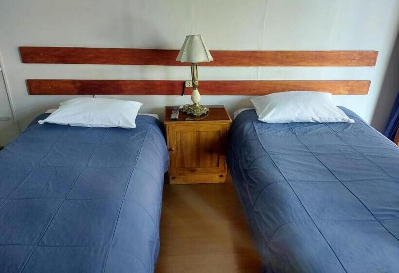 חדר מוזל מקלחת משותפת, Hostal Lluvia De Oro