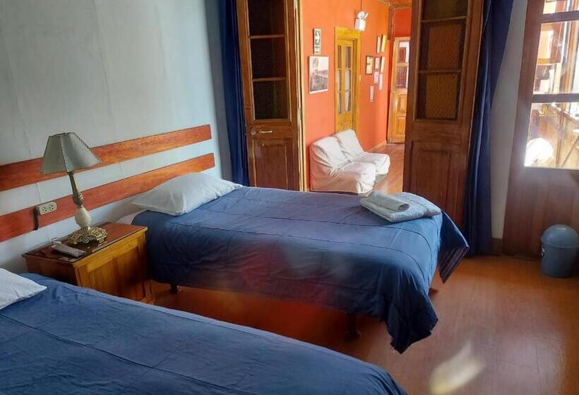 חדר מוזל מקלחת משותפת, Hostal Lluvia De Oro