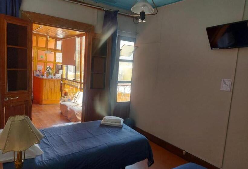 חדר מוזל מקלחת משותפת, Hostal Lluvia De Oro