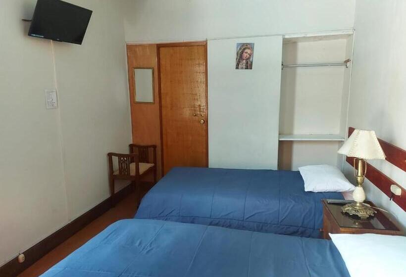 חדר מוזל מקלחת משותפת, Hostal Lluvia De Oro