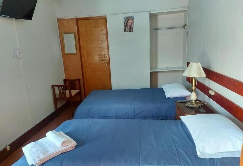 חדר מוזל מקלחת משותפת, Hostal Lluvia De Oro