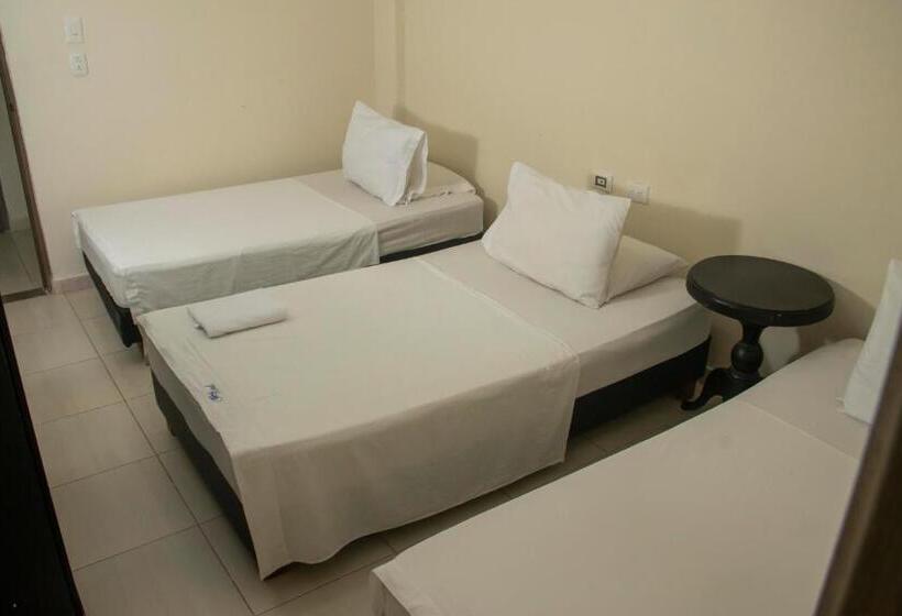 标准三人间, Central