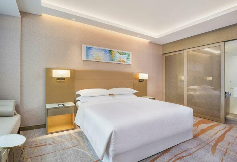 带观景和大床的豪华房间, Sheraton Qingdao West Coast