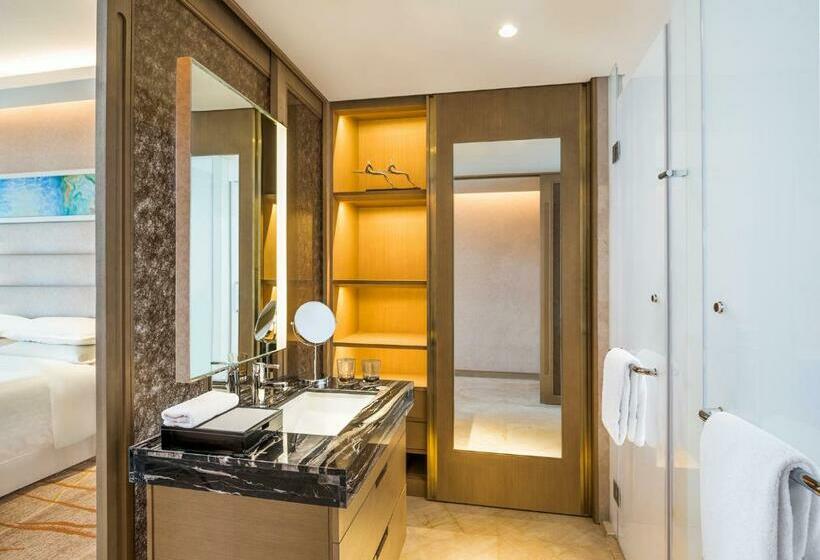 带观景和大床的豪华房间, Sheraton Qingdao West Coast