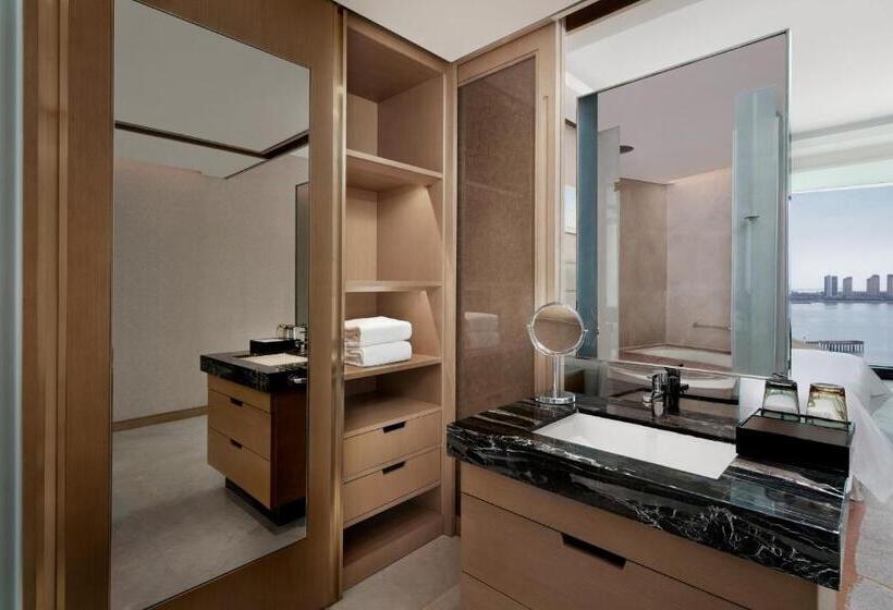 带观景和大床的豪华房间, Sheraton Qingdao West Coast