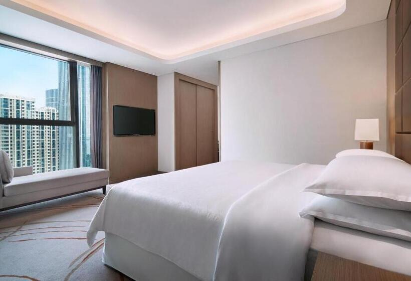 带双人大床的行政管理套房, Sheraton Qingdao West Coast