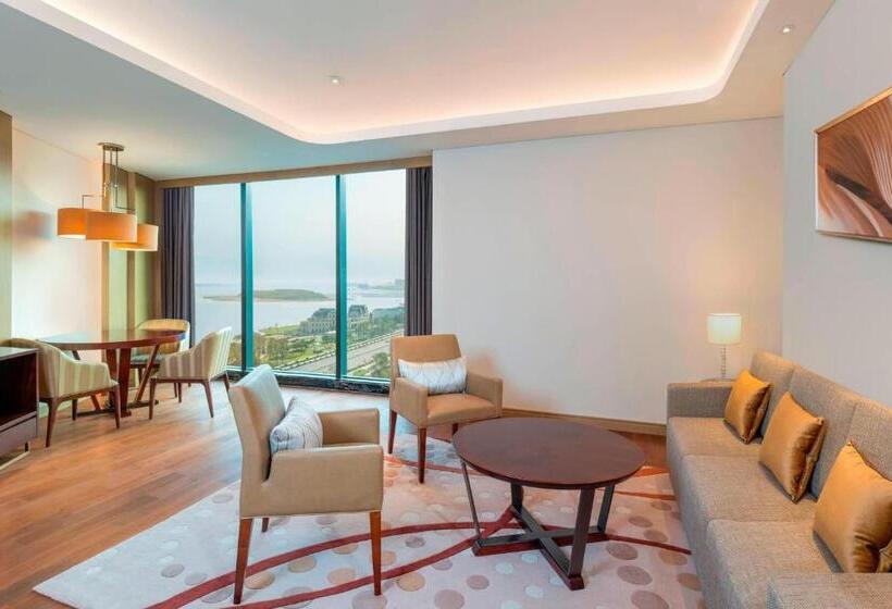 带双人大床的行政管理套房, Sheraton Qingdao West Coast