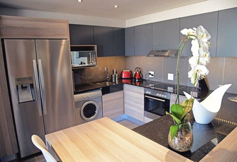 דירת שני חדרים, The Capital Menlyn Maine