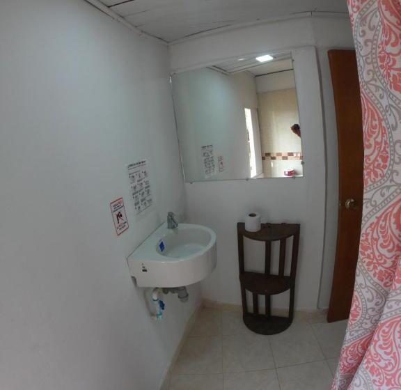 חדר סטנדרט לשלושה, The Rock House Eco